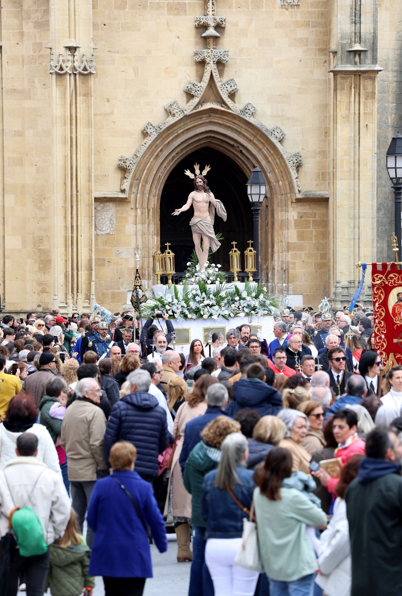 Misa y procesión por el Domingo de Pascua en Oviedo