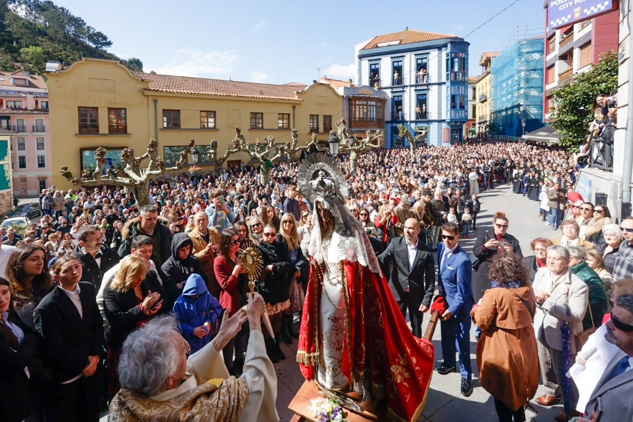Emotiva procesión del Encuentro en Candás