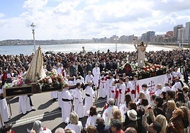 El paso de la Resurrección se encuentra con la Virgen de la Alegría en el Campo Valdés, frente a la antigua pescadería municipal.