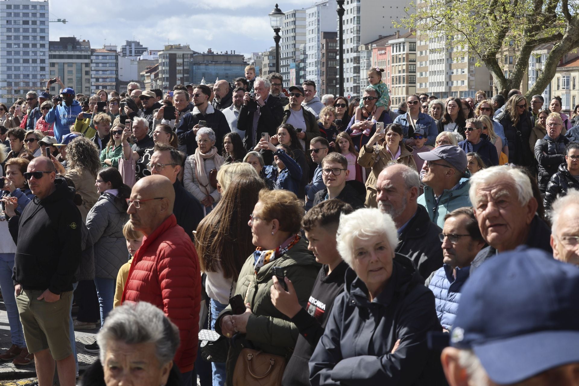 La Virgen y Jesús se encuentran frente al Cantábrico en Gijón