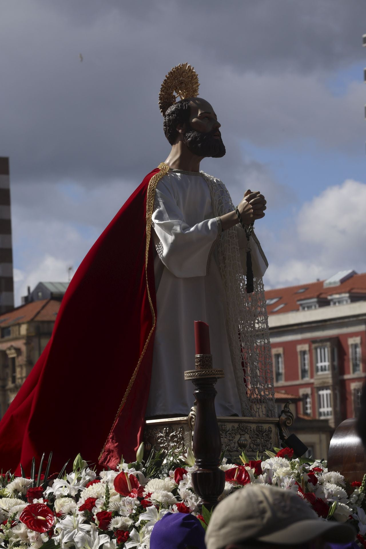 La Virgen y Jesús se encuentran frente al Cantábrico en Gijón