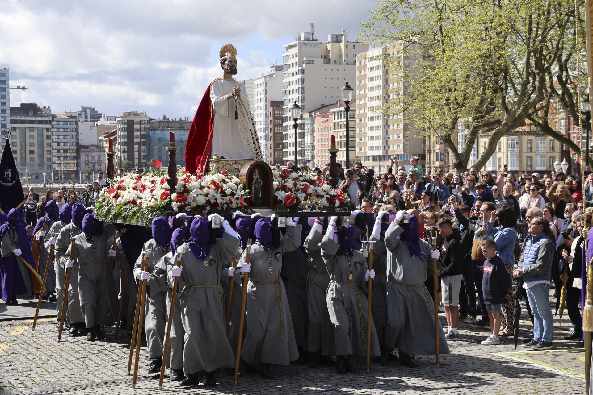 La Virgen y Jesús se encuentran frente al Cantábrico en Gijón