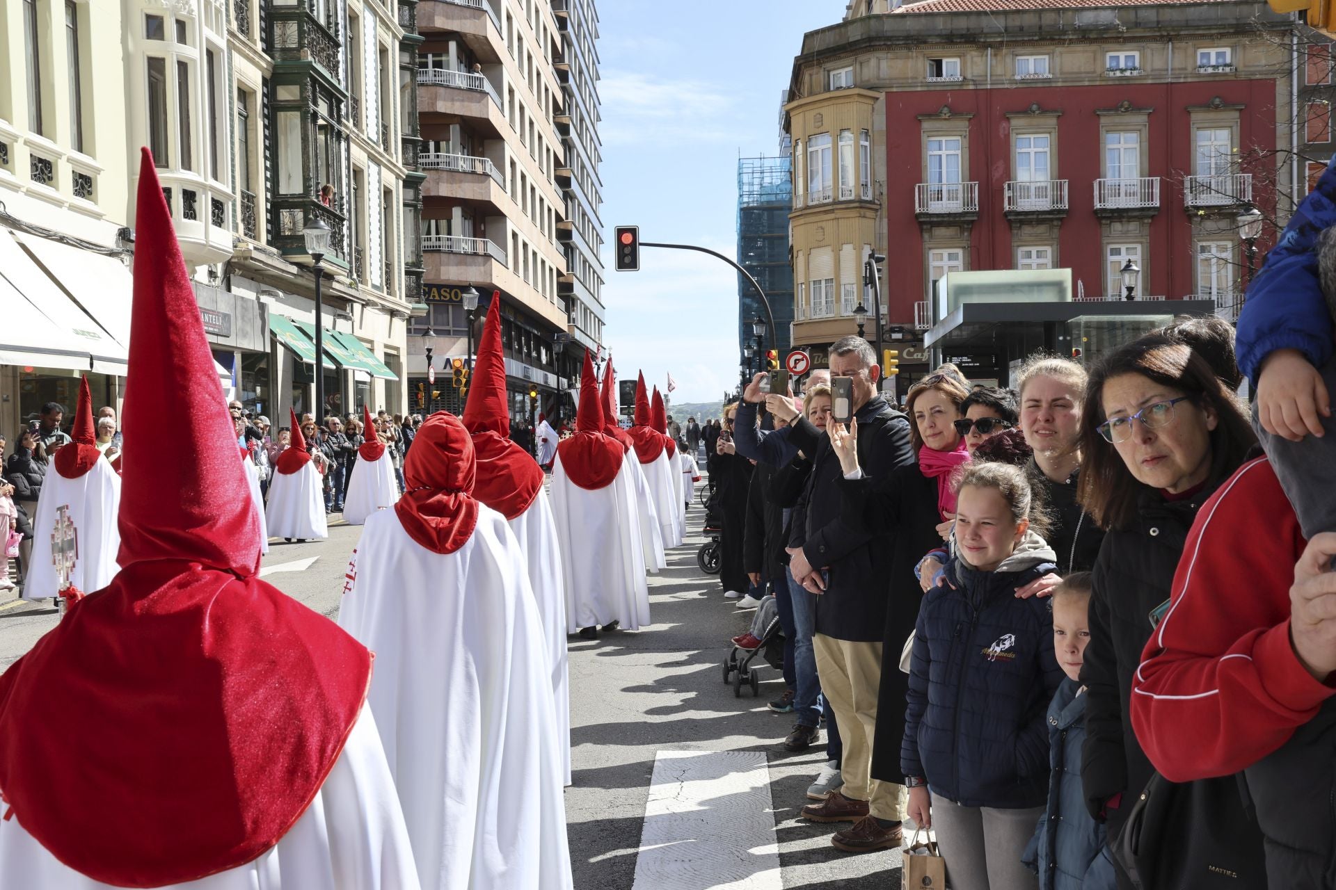La Virgen y Jesús se encuentran frente al Cantábrico en Gijón