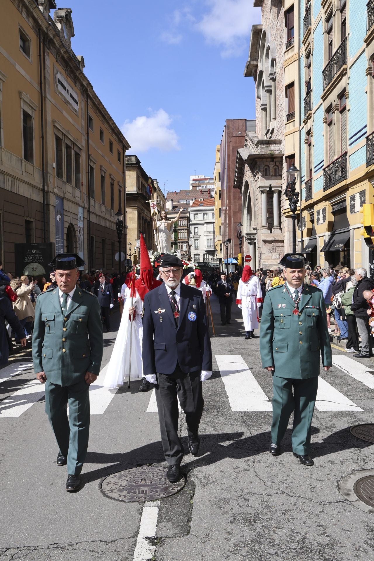 La Virgen y Jesús se encuentran frente al Cantábrico en Gijón