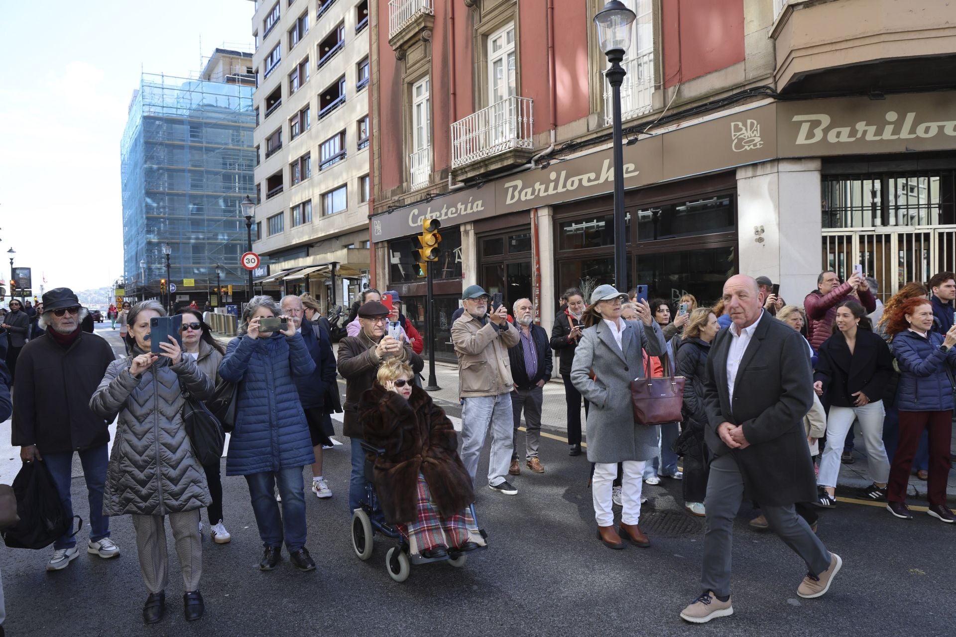 La Virgen y Jesús se encuentran frente al Cantábrico en Gijón
