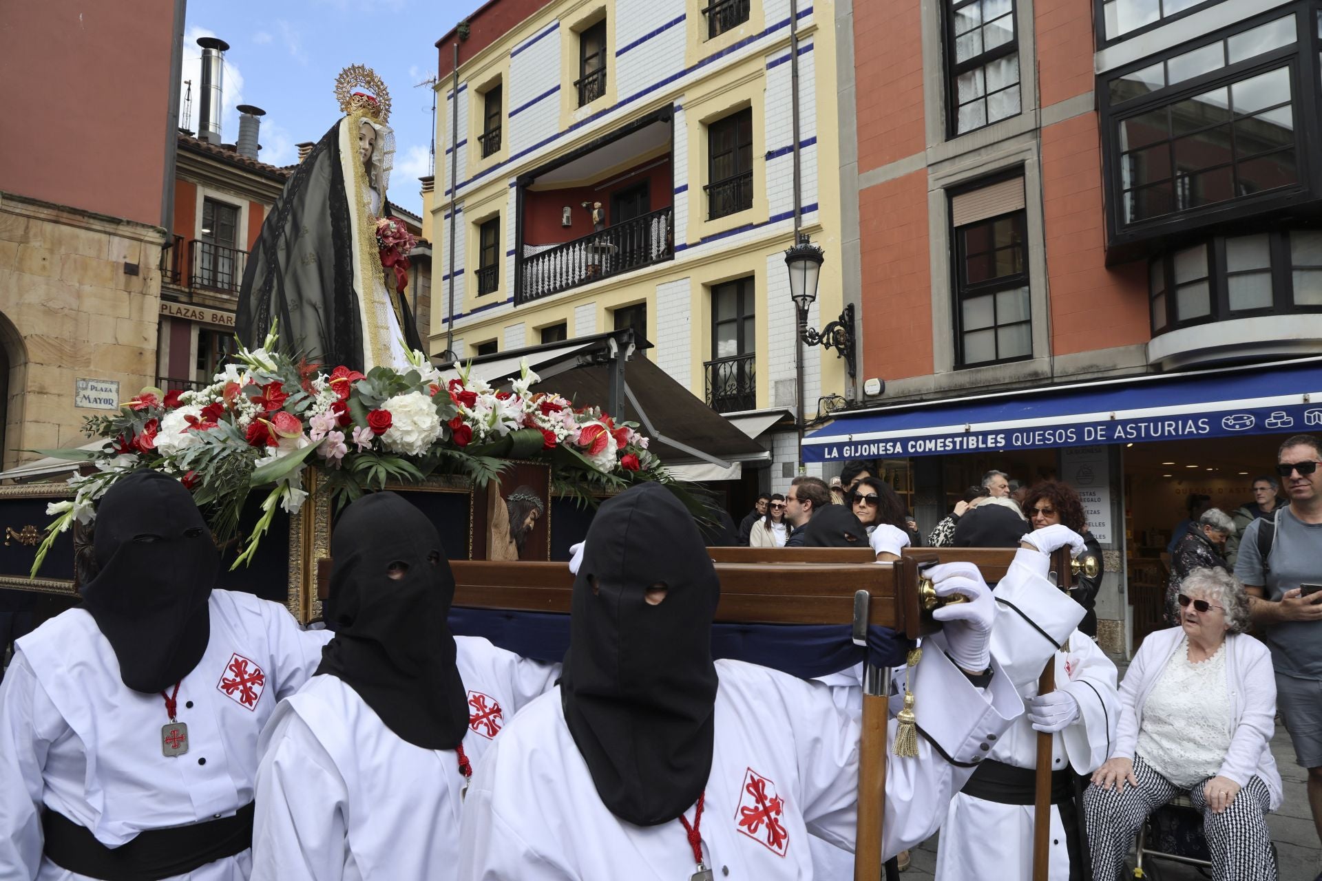 La Virgen y Jesús se encuentran frente al Cantábrico en Gijón
