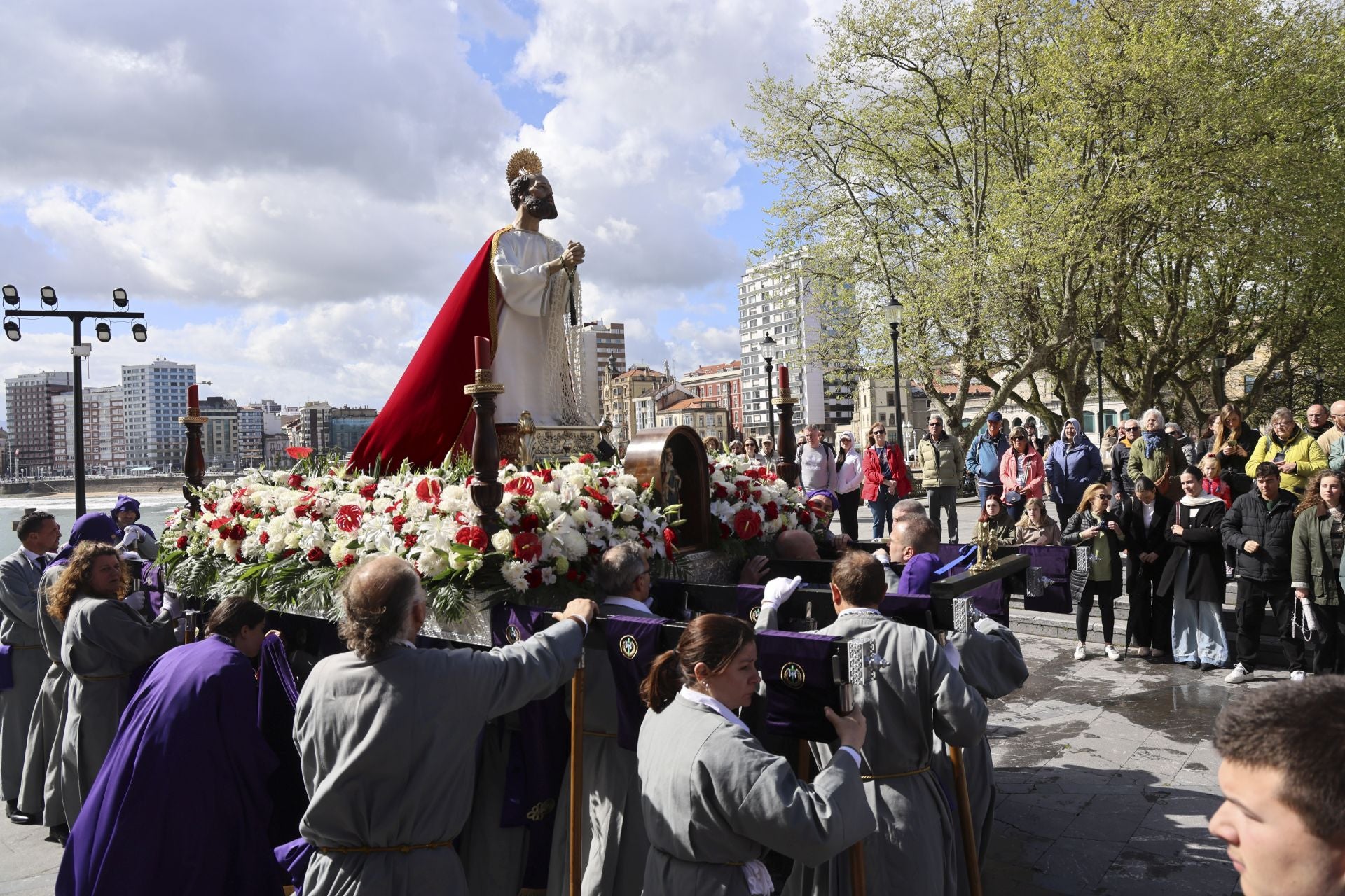 La Virgen y Jesús se encuentran frente al Cantábrico en Gijón
