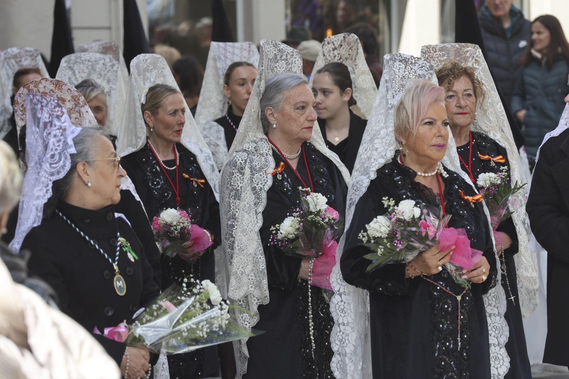 La Virgen y Jesús se encuentran frente al Cantábrico en Gijón