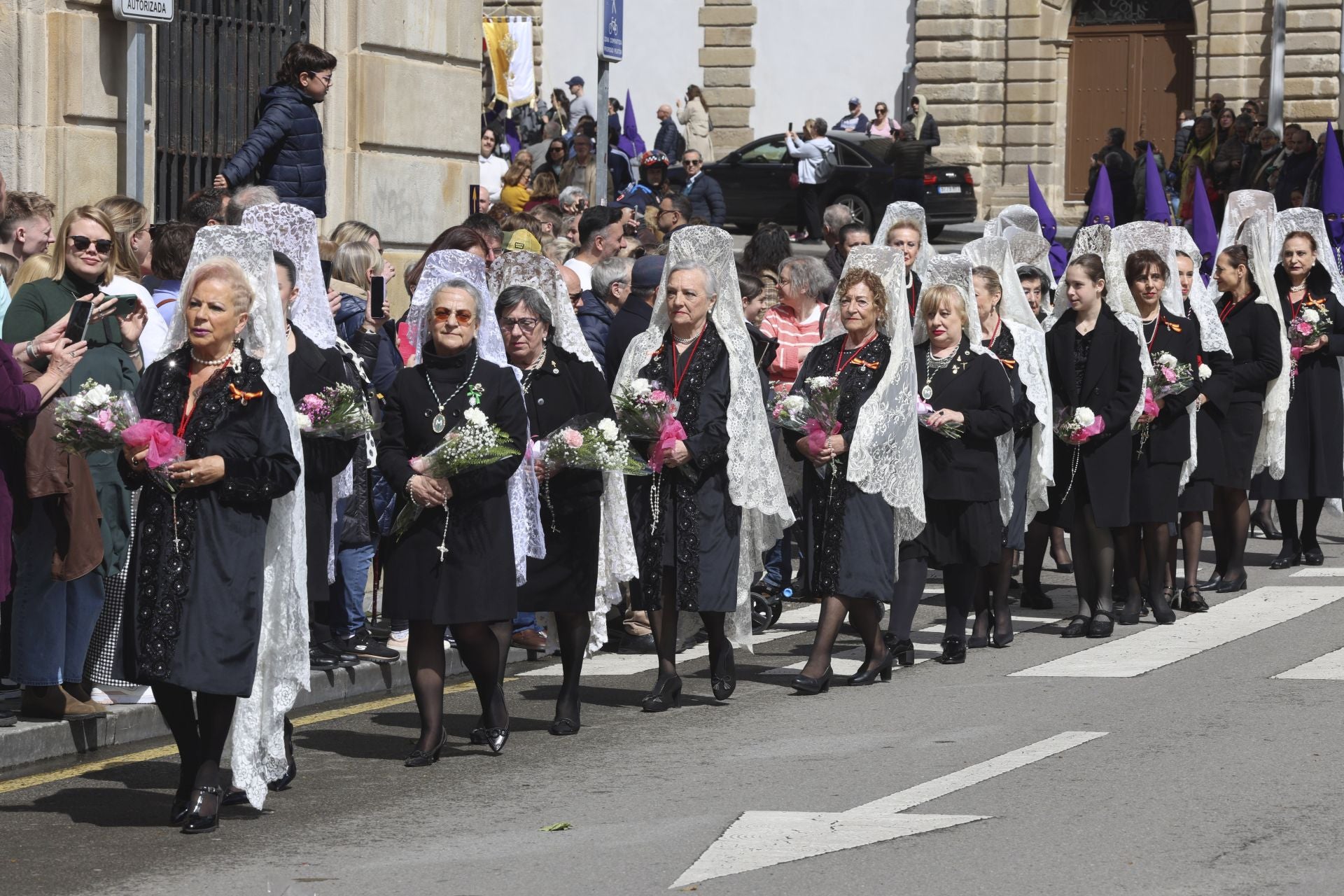 La Virgen y Jesús se encuentran frente al Cantábrico en Gijón