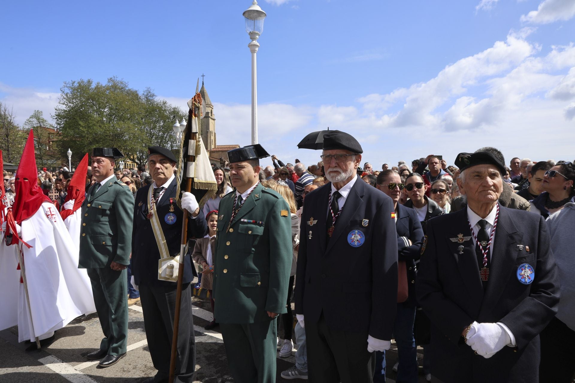 La Virgen y Jesús se encuentran frente al Cantábrico en Gijón