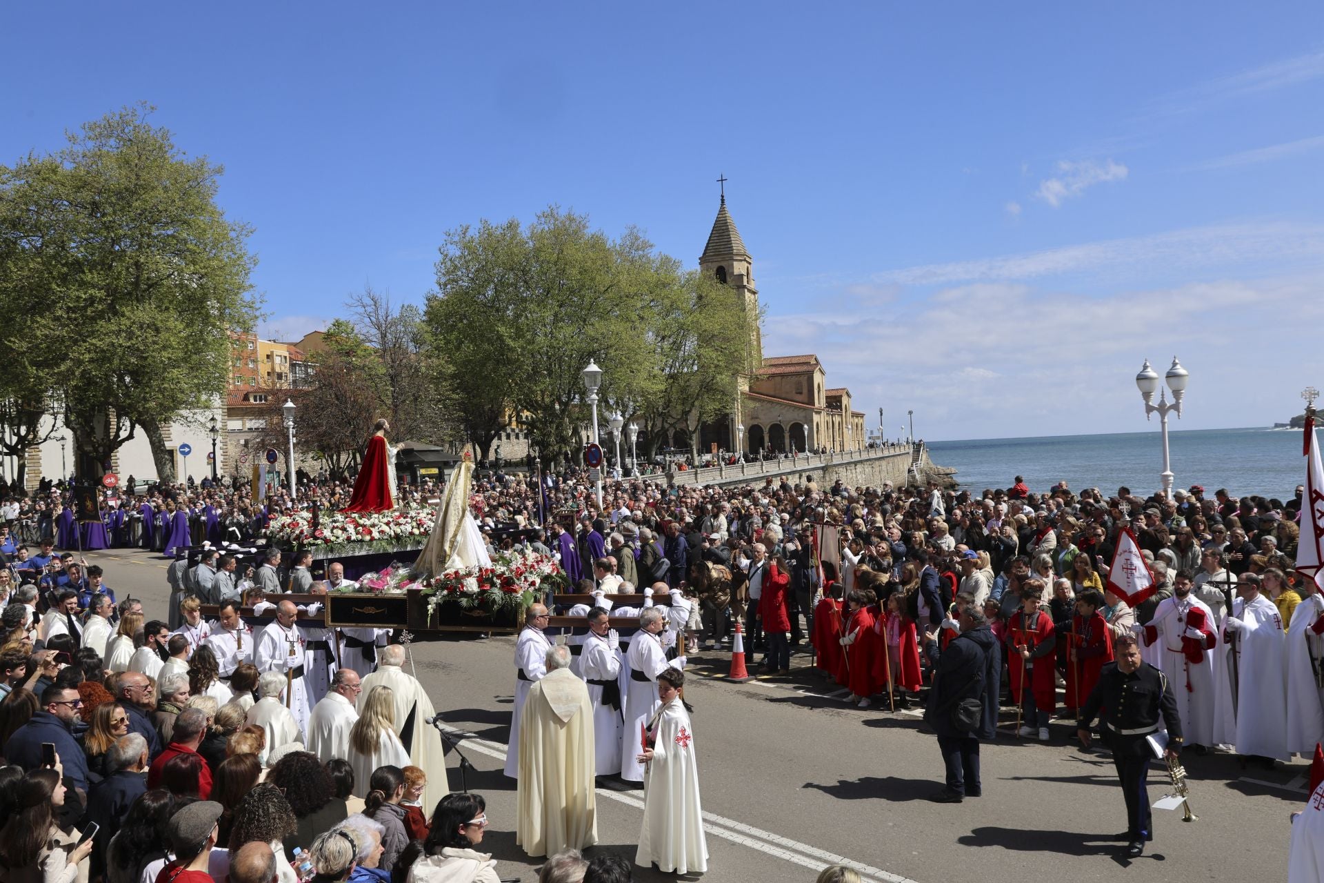 La Virgen y Jesús se encuentran frente al Cantábrico en Gijón
