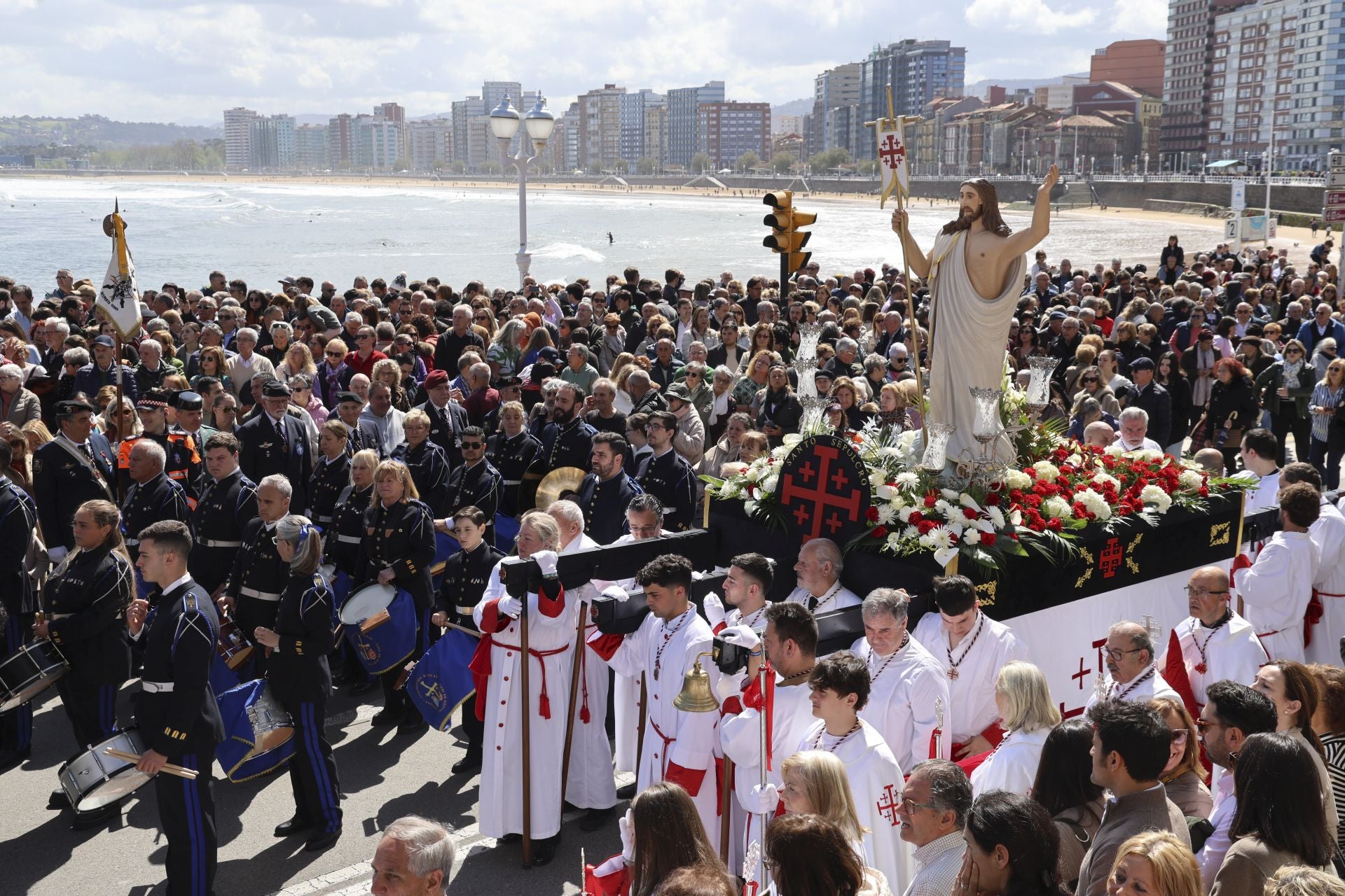La Virgen y Jesús se encuentran frente al Cantábrico en Gijón
