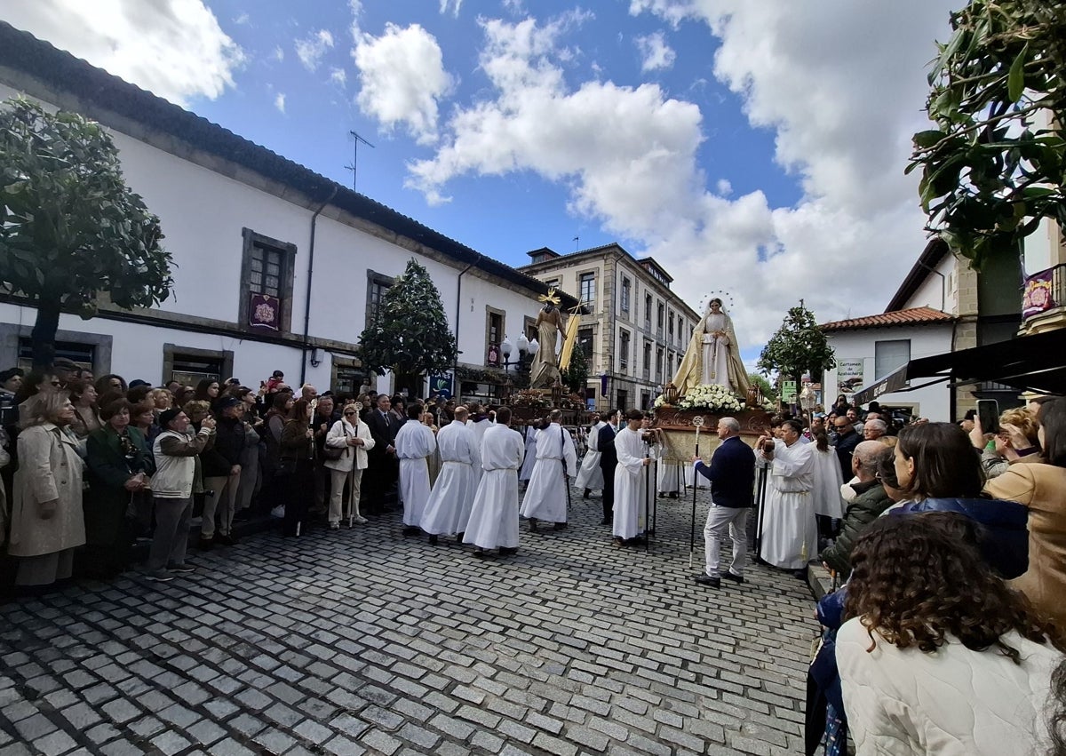 Imagen secundaria 1 - La Virgen de la Paz, «la más guapa de Asturias», conquista Villaviciosa