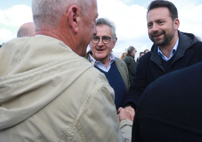 Queipo saluda al diputado regional del PP José Manuel Felgueres, con el expresidente del PP, Ovidio Sánchez, en el centro.