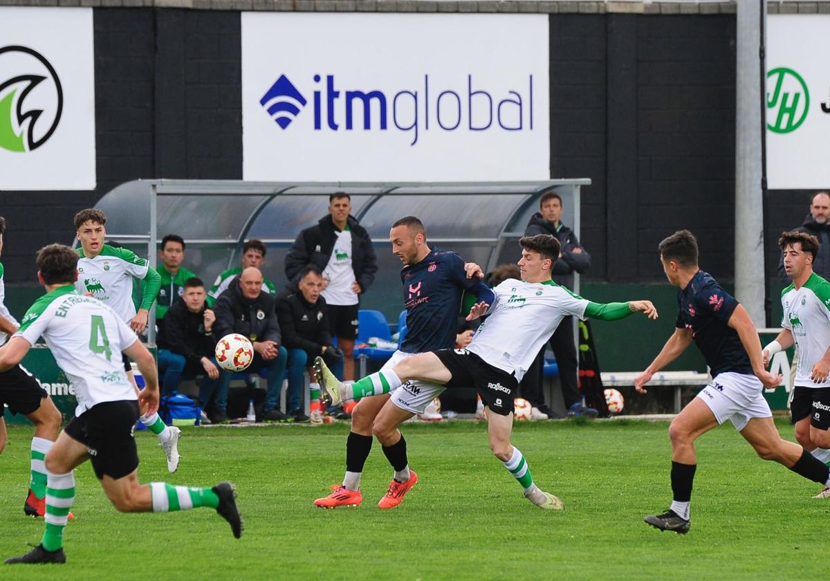 Santamaría, que marcó el único gol del Real Avilés, pugna por un balón.