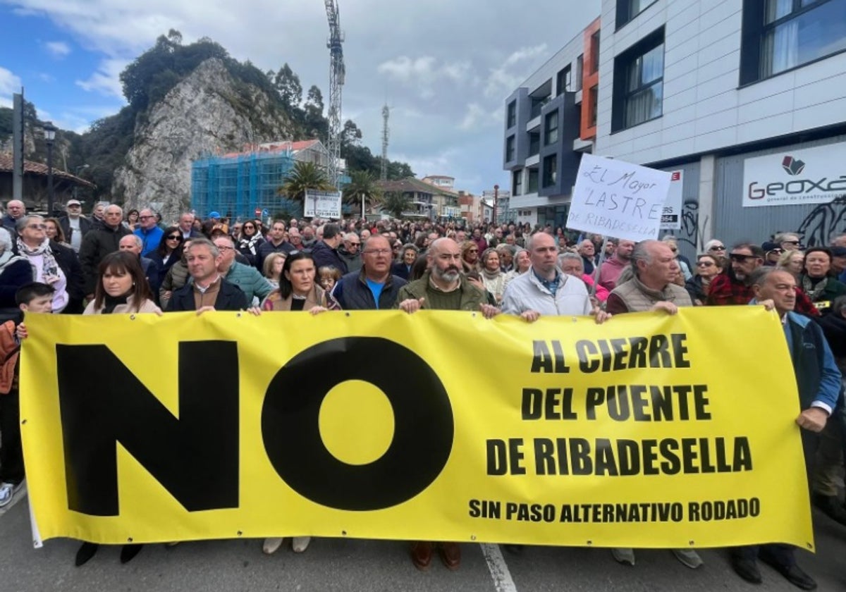 Los vecinos de Ribadesella se manifestaron para exigir otra alternativa al cierre total del puente.