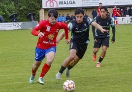 David Moreno, que fue expulsado, perseguido por Medrano.