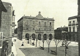 En el año 1883 se mejora el arbolado de la plaza Mayor.