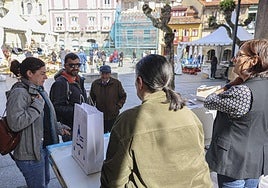 El Ayuntamiento y la Cofradía de El Bollo repartieron el Bollo mantecado en San Nicolás.