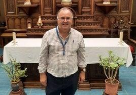 El padre jesuita José Antonio García Quintana, en la capilla del centro penitenciario de Asturias.