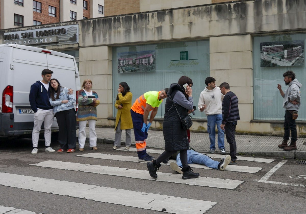 Un motorista se accidenta en Viesques, en Gijón, al ser embestido cuando estaba detenido para dejar pasar a un peatón