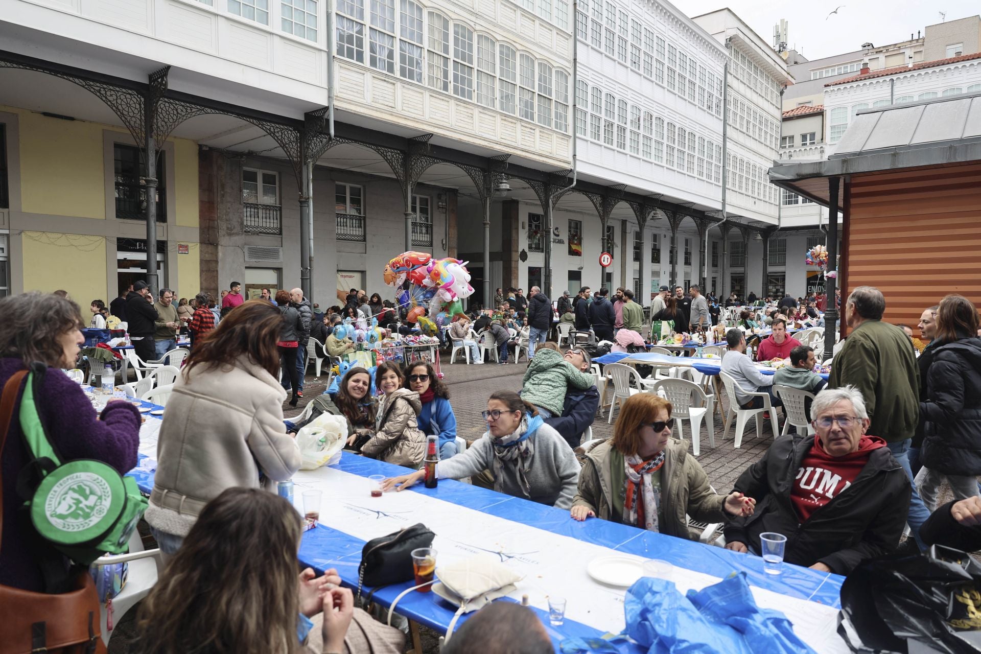 Sidra contra la lluvia: estas son las fotos de la Comida en la Calle de Avilés