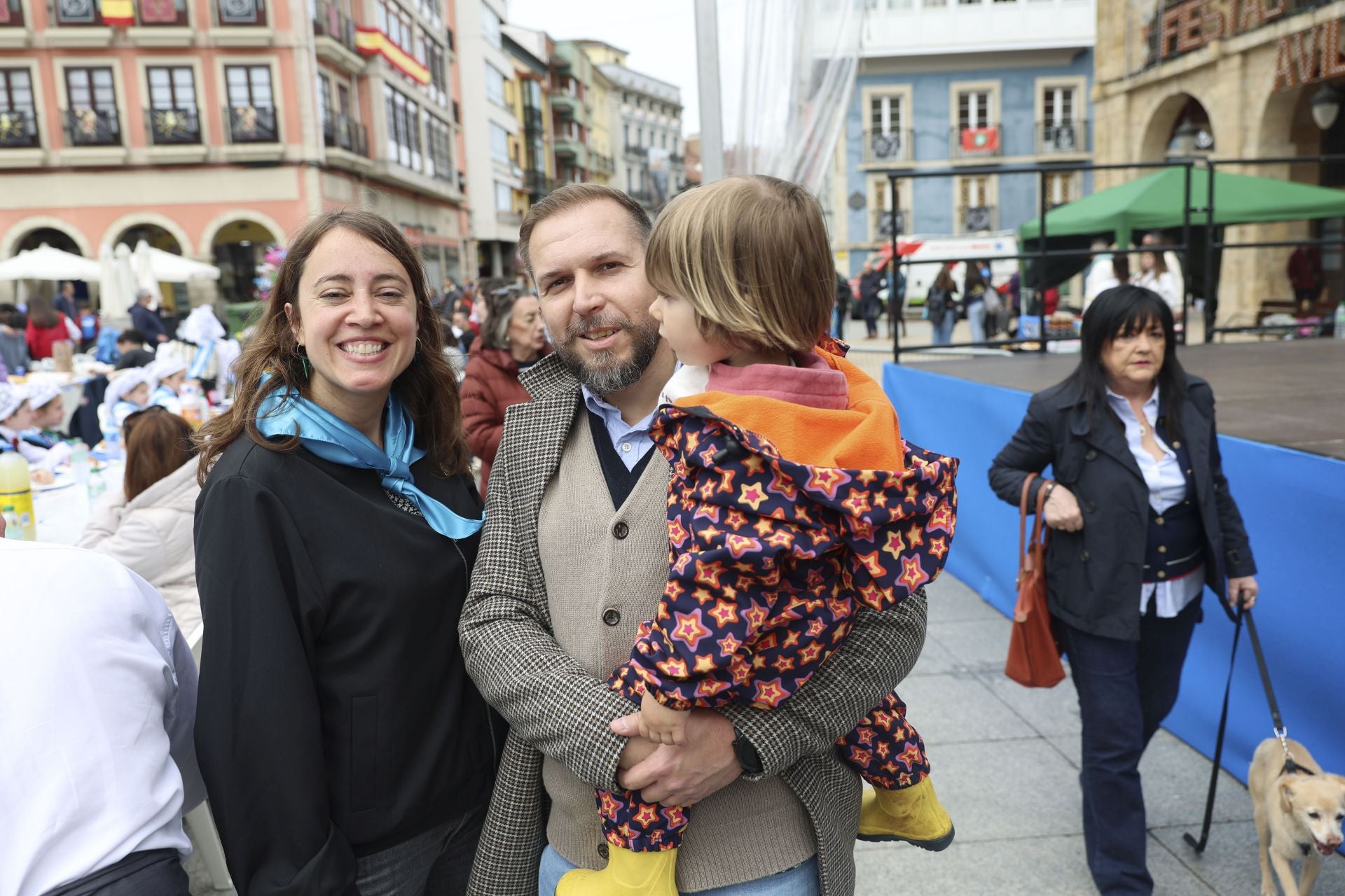 Sidra contra la lluvia: estas son las fotos de la Comida en la Calle de Avilés