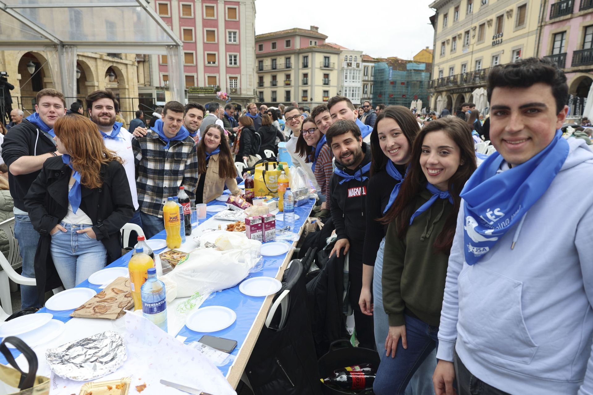 Sidra contra la lluvia: estas son las fotos de la Comida en la Calle de Avilés