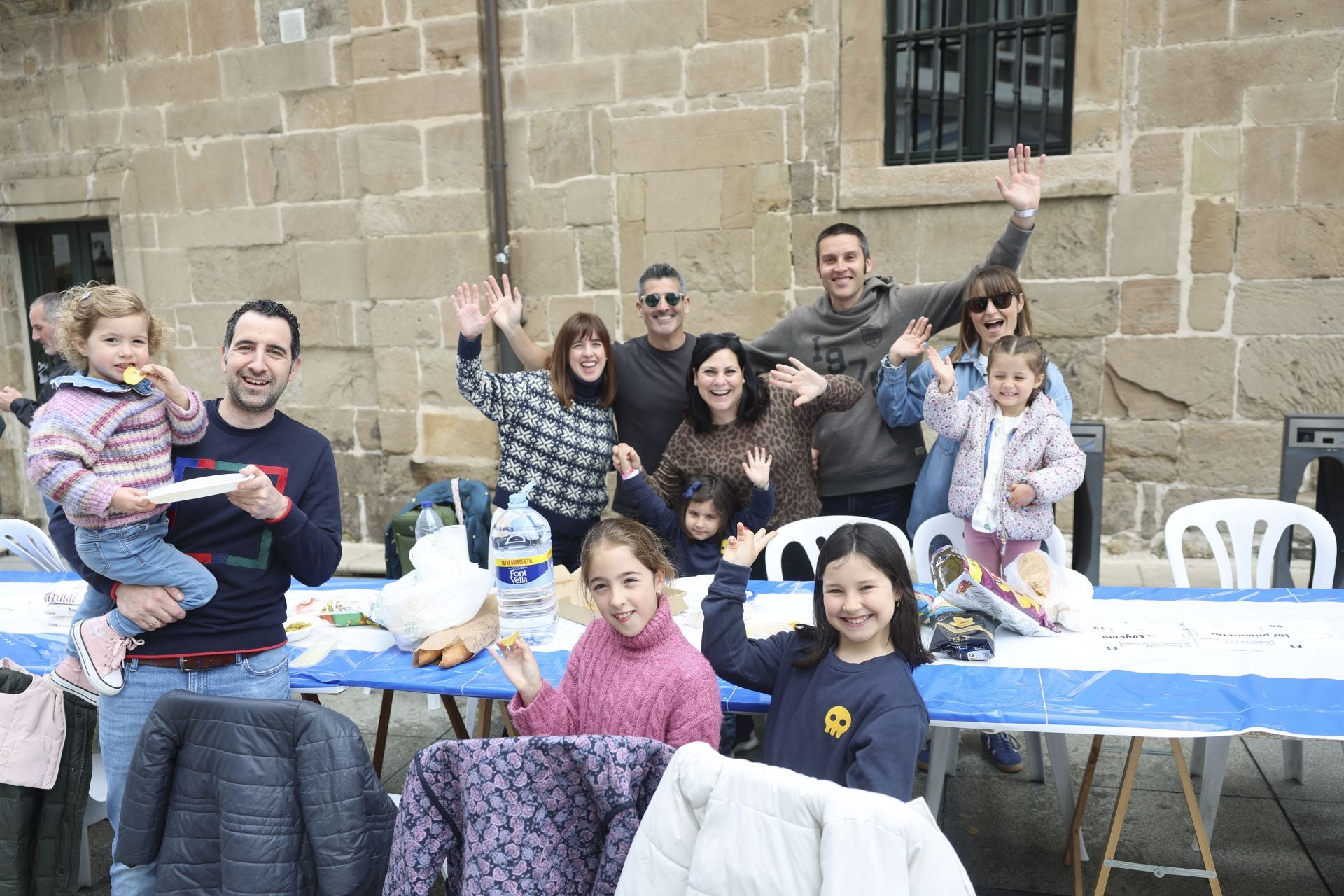 Sidra contra la lluvia: estas son las fotos de la Comida en la Calle de Avilés