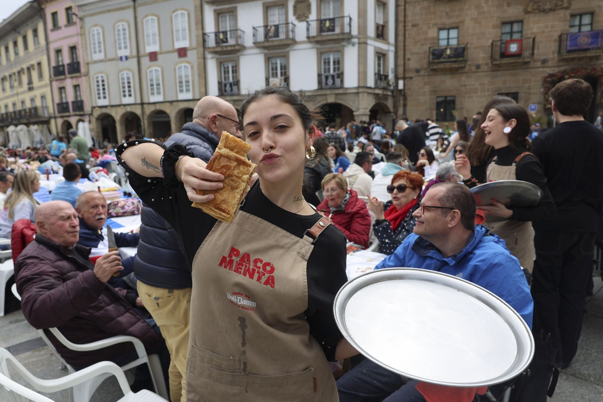 Sidra contra la lluvia: estas son las fotos de la Comida en la Calle de Avilés