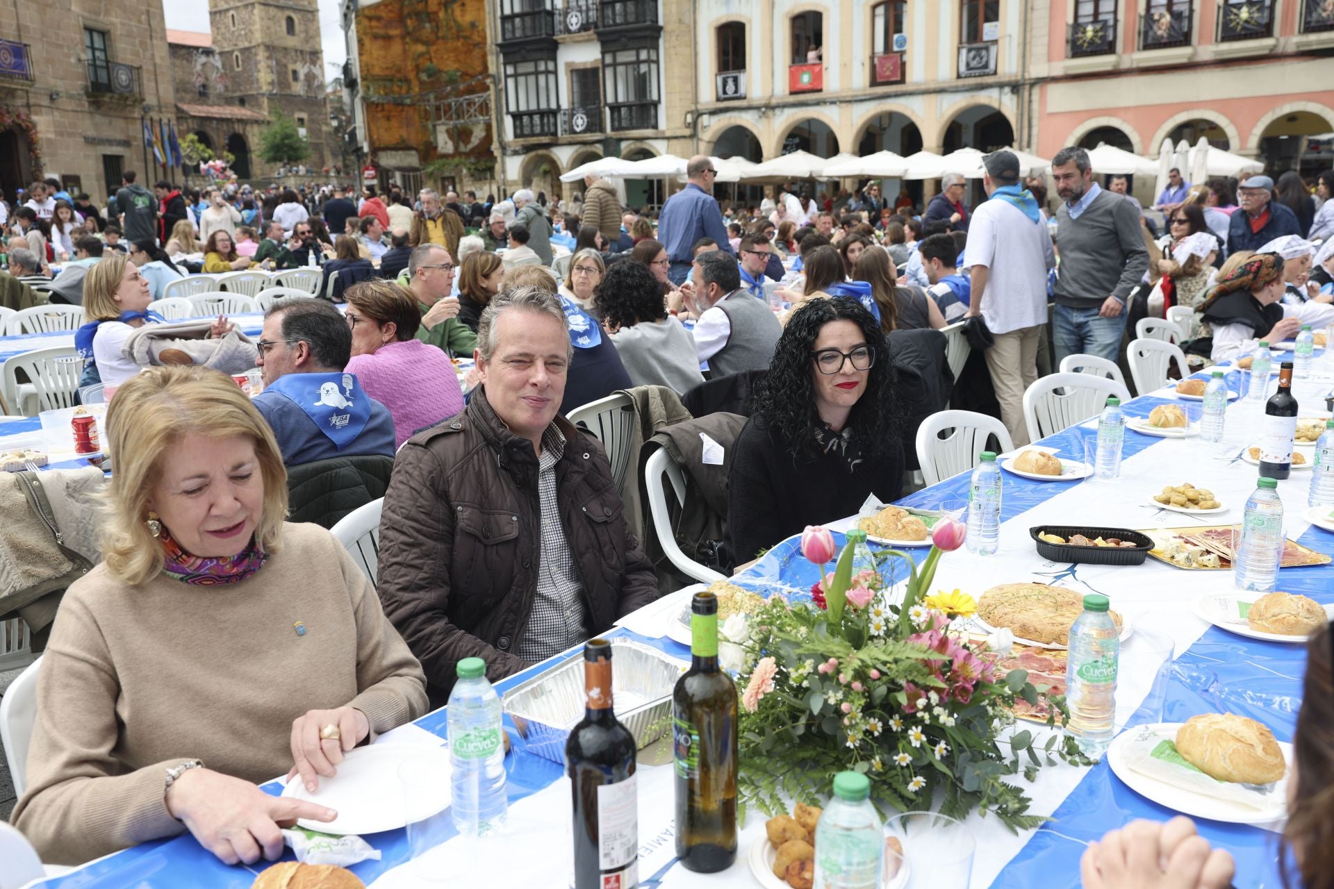 Sidra contra la lluvia: estas son las fotos de la Comida en la Calle de Avilés