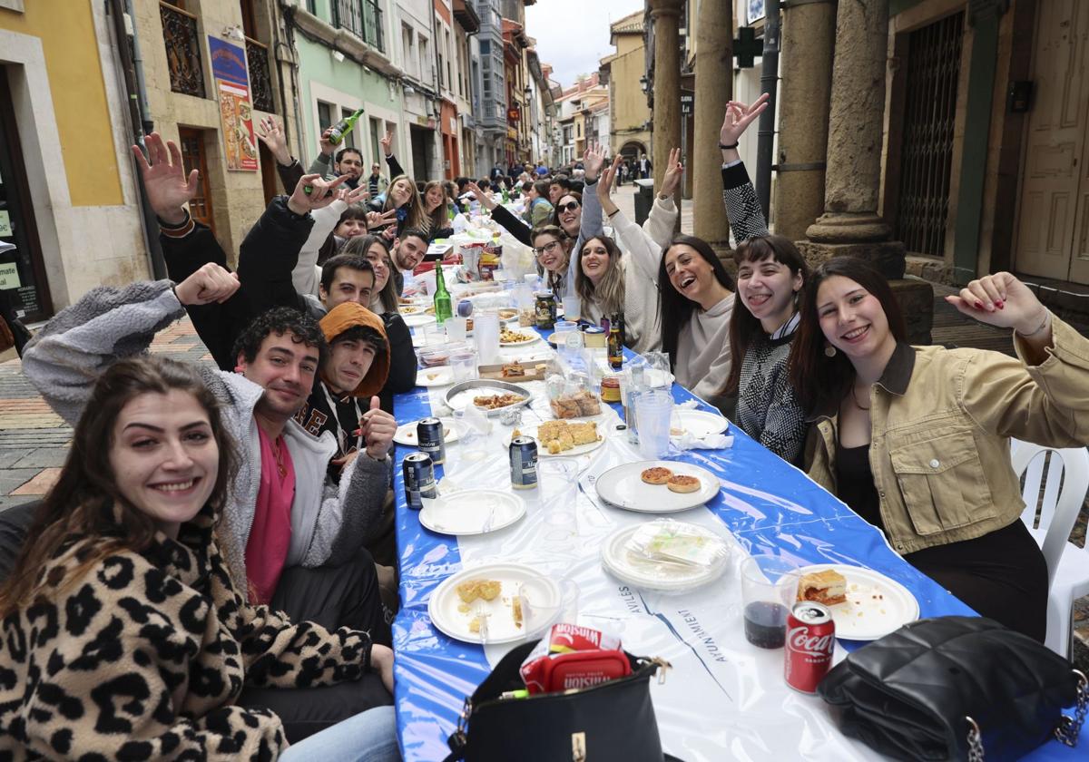 Sidra contra la lluvia: estas son las fotos de la Comida en la Calle de Avilés