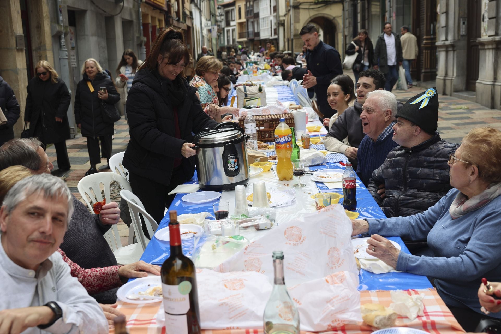 Sidra contra la lluvia: estas son las fotos de la Comida en la Calle de Avilés