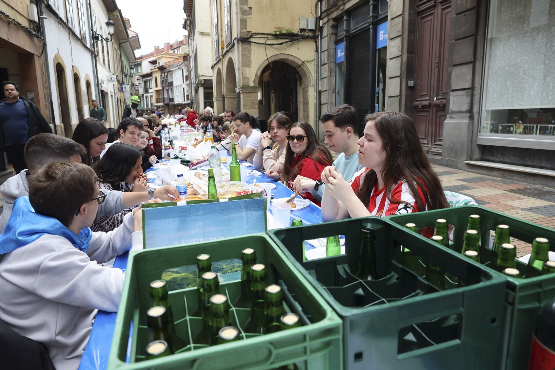 Sidra contra la lluvia: estas son las fotos de la Comida en la Calle de Avilés