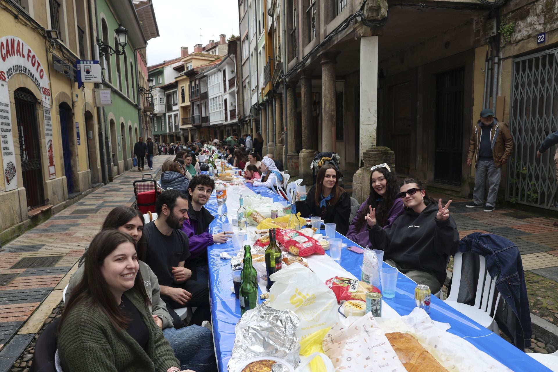 Sidra contra la lluvia: estas son las fotos de la Comida en la Calle de Avilés