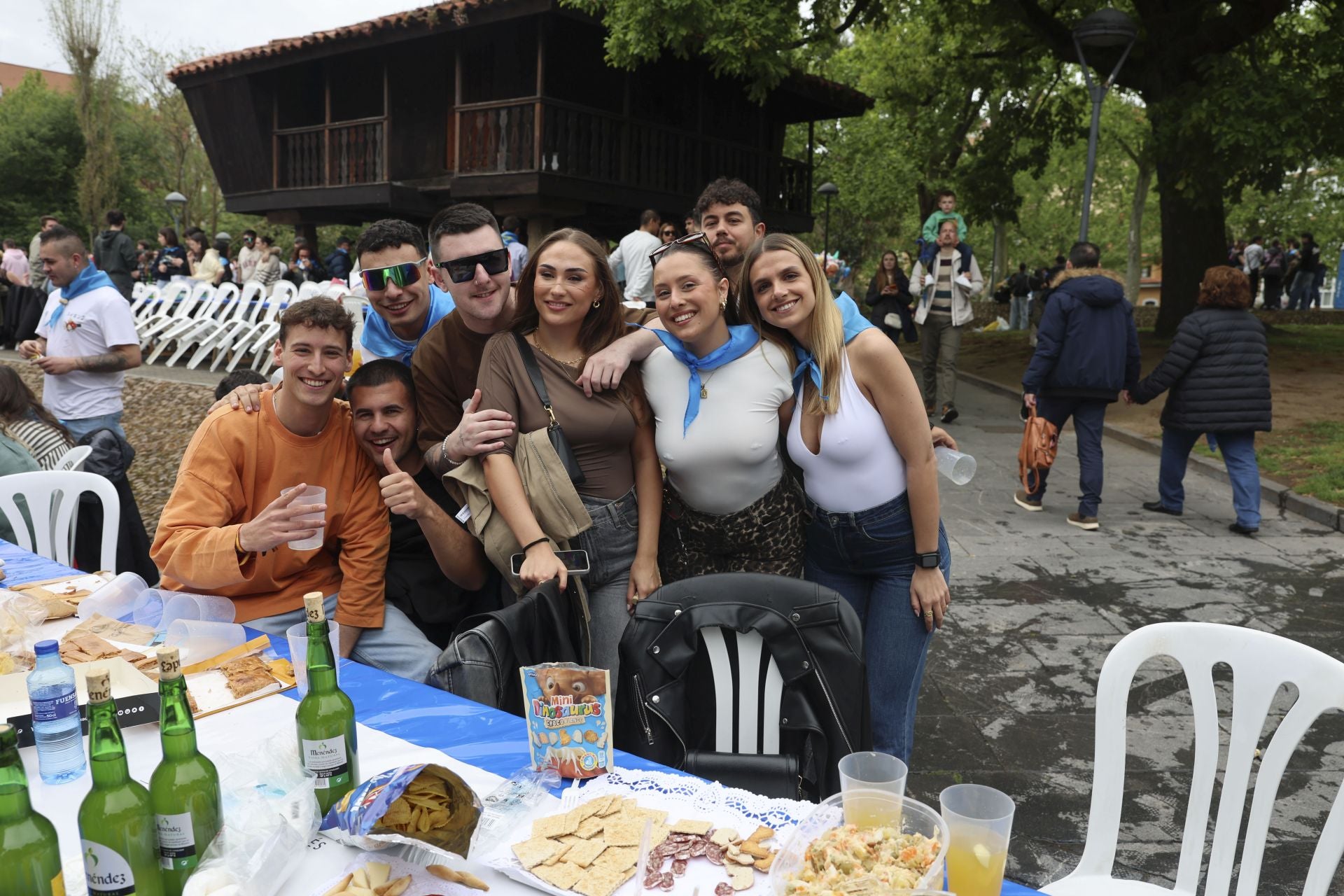 Sidra contra la lluvia: estas son las fotos de la Comida en la Calle de Avilés