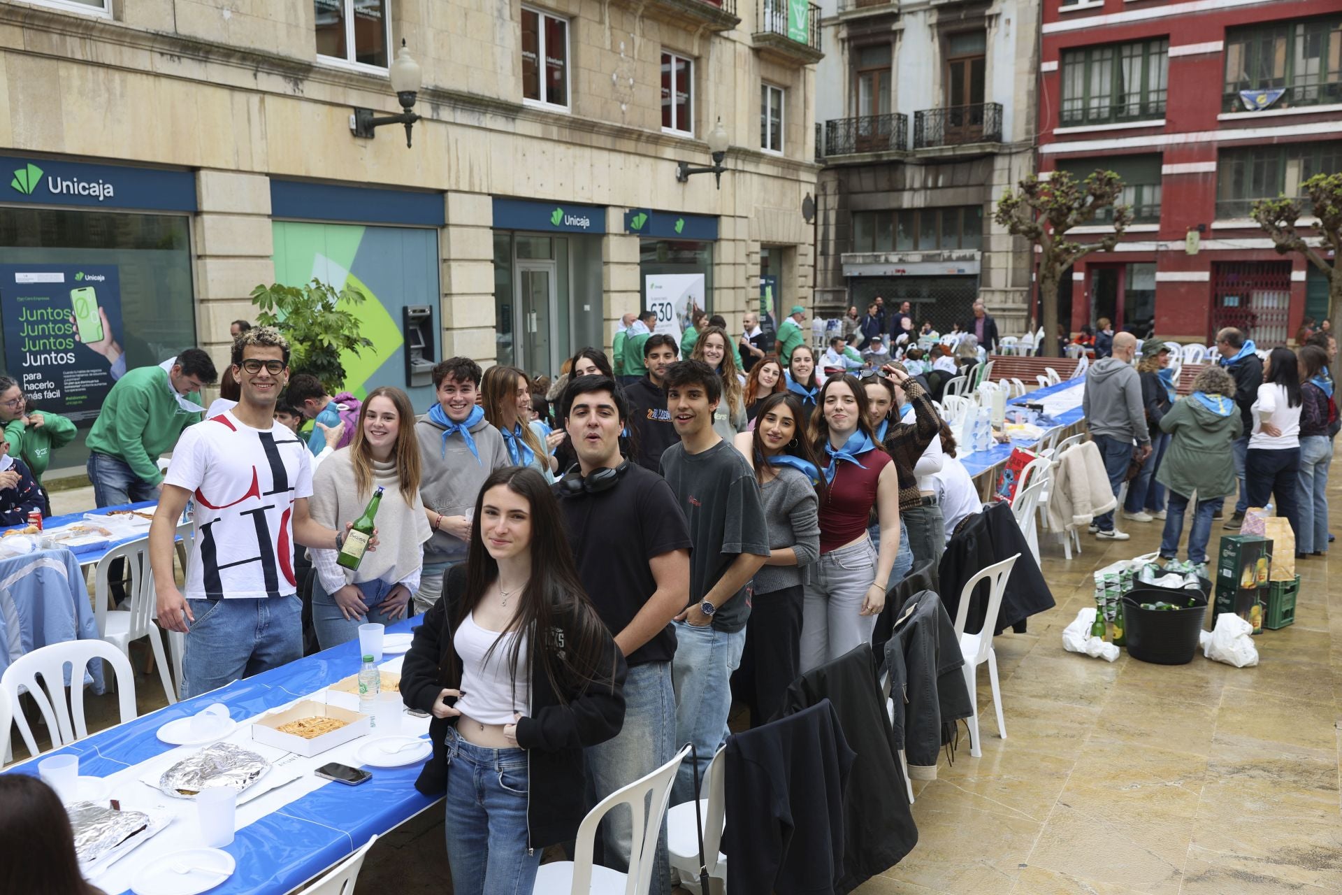 Sidra contra la lluvia: estas son las fotos de la Comida en la Calle de Avilés