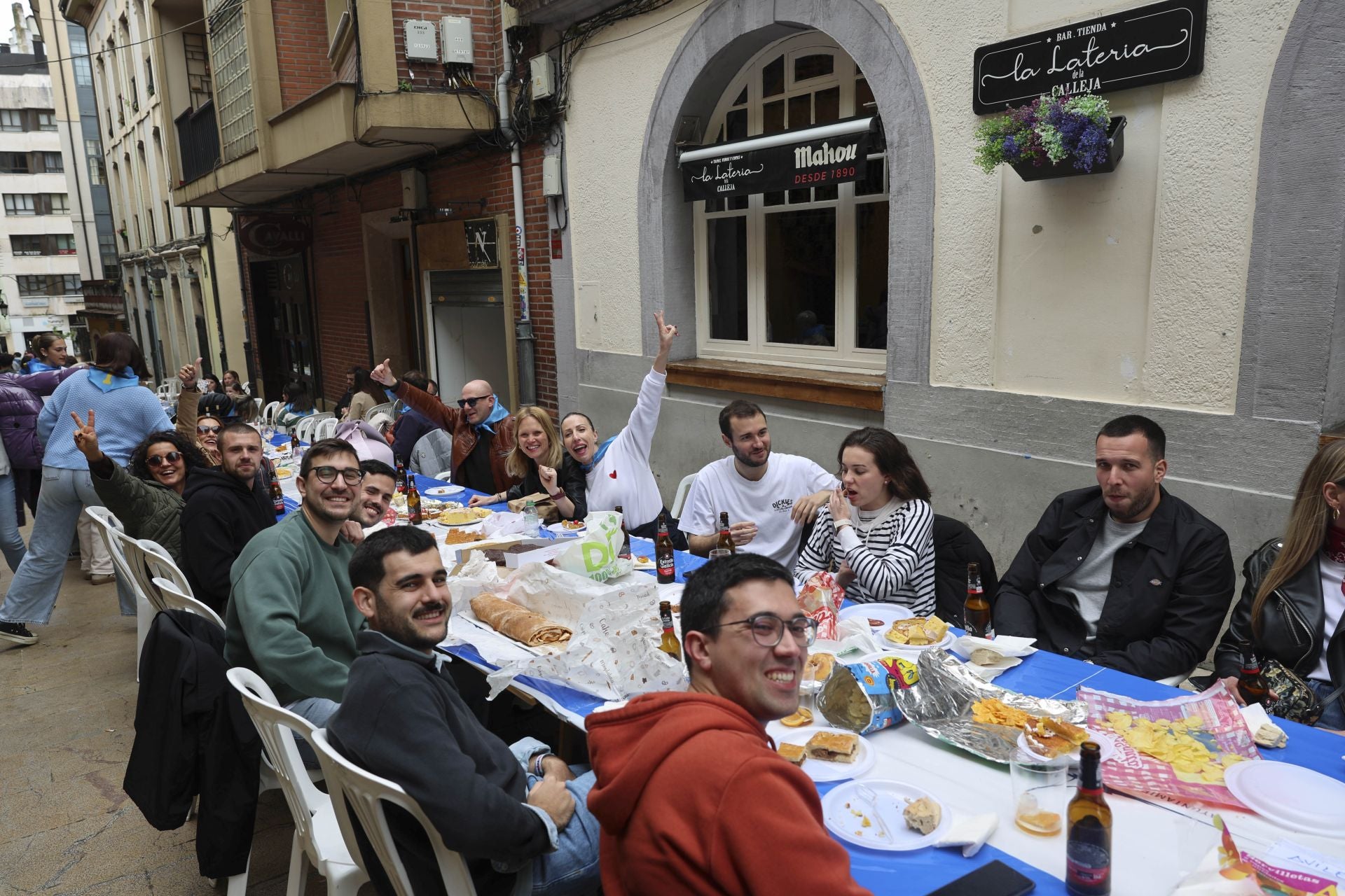 Sidra contra la lluvia: estas son las fotos de la Comida en la Calle de Avilés
