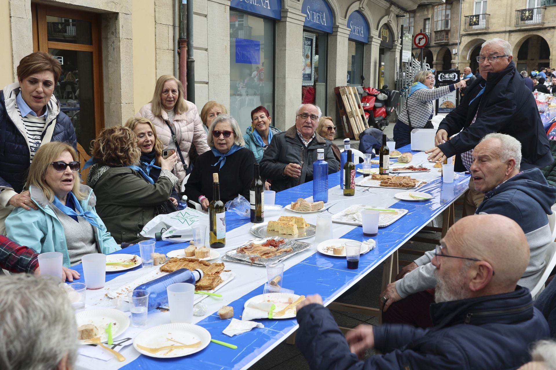 Sidra contra la lluvia: estas son las fotos de la Comida en la Calle de Avilés