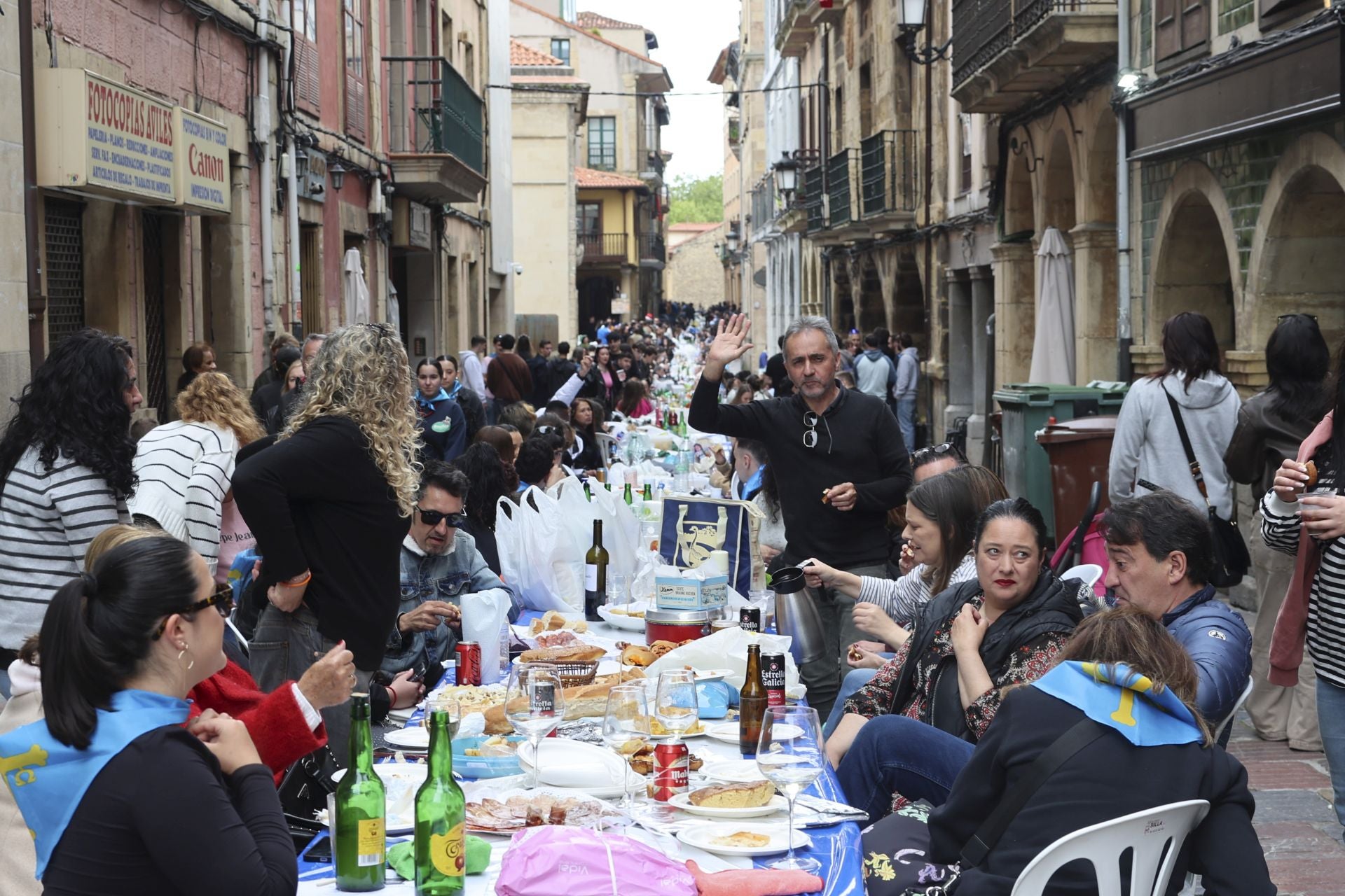 Sidra contra la lluvia: estas son las fotos de la Comida en la Calle de Avilés