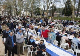 Mesas llenas en la Comida en la Calle del año pasado en el parque de El Muelle de Avilés.