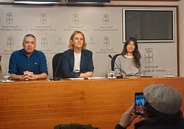 Covadonga Tomé, en el centro, junto a sus colaboradores Xune Elipe y Laura Tuero, tras anunciar en la Junta su apoyo a la comisión de investigación.