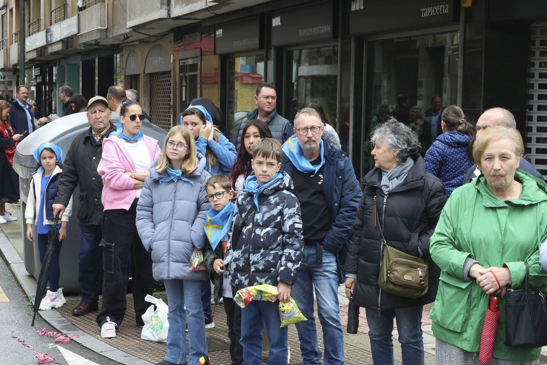 Sidra contra la lluvia: estas son las fotos de la Comida en la Calle de Avilés