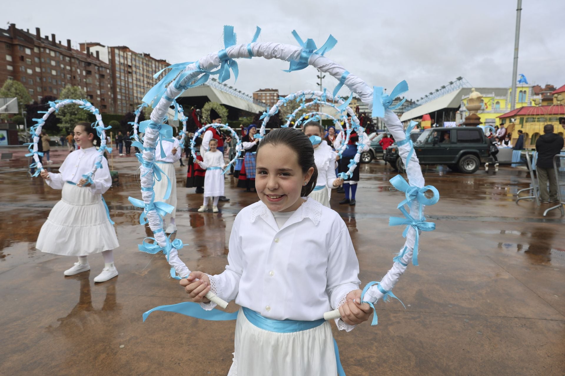 Sidra contra la lluvia: estas son las fotos de la Comida en la Calle de Avilés
