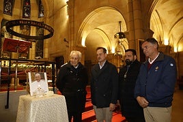 Javier Gómez Cuesta (párroco), Ignacio Alvargonzález (Santa Misericordia), Juan Antonio Rodríguez-Pládano (Santa Vera Cruz) y Alejandro Vallaure (Santo Sepulcro), junto al altar del Papa Francisco en San Pedro.