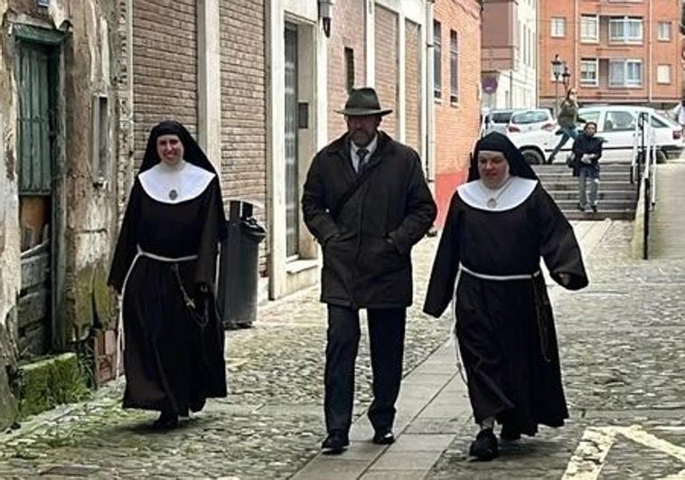 Susana Mateo y Zaida Pinar junto a su abogado, Enrique García de Viedma, de camino al juzgado de Briviesca.