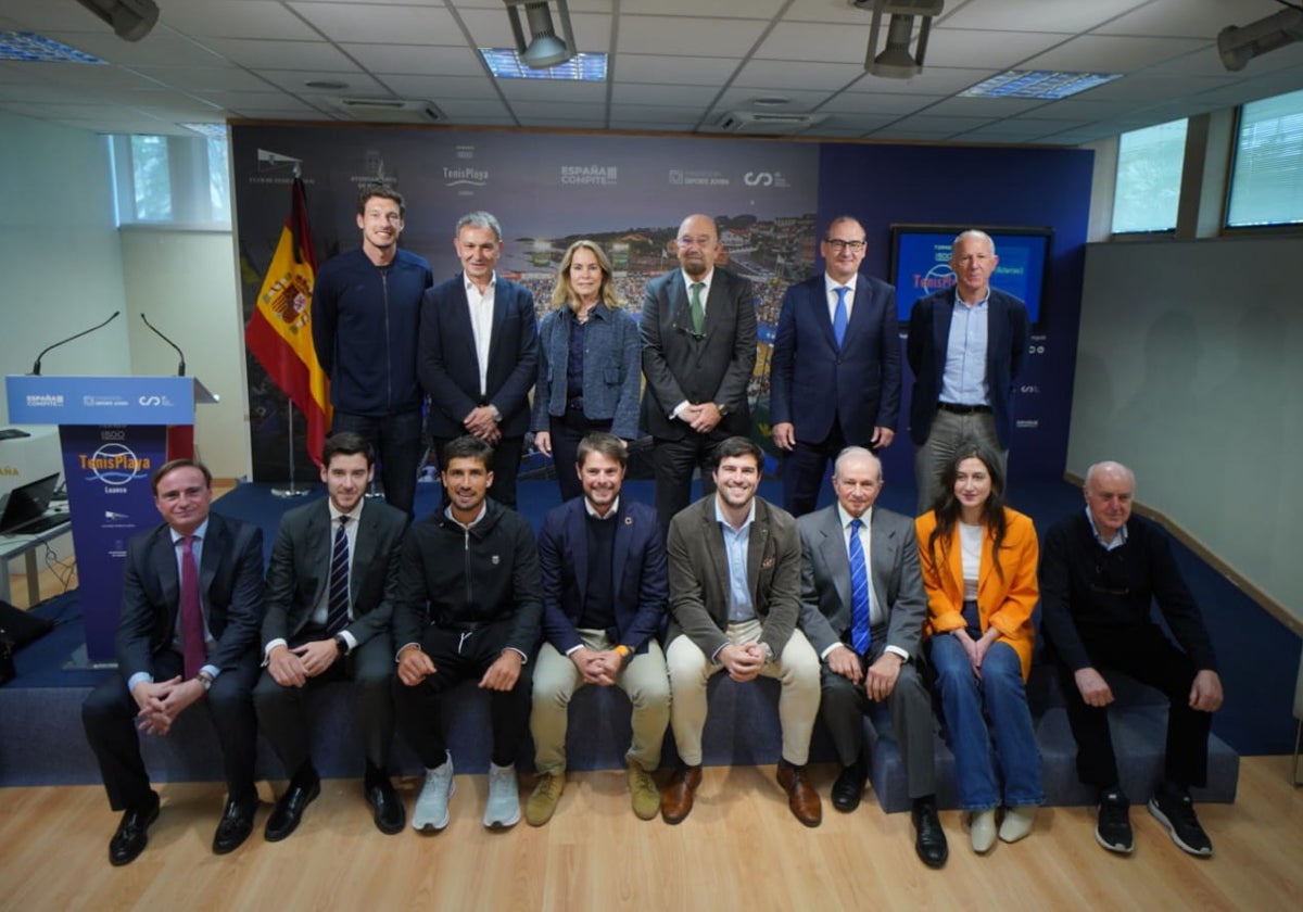 Imagen de familia de los participantes este martes, en Madrid, del XXXVIII BDO Torneo Tenis Playa Luanco.