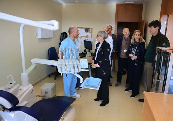 La consejera de Salud, Concepción Saavedra, charla con el odontólogo Hugo García en el centro de salud de Ciudad Naranco.