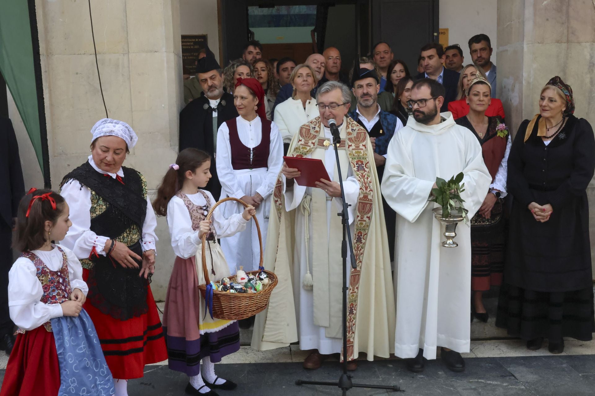 Abarrotado mercáu de Güevos Pintos, que se reivindican en La Pola Siero