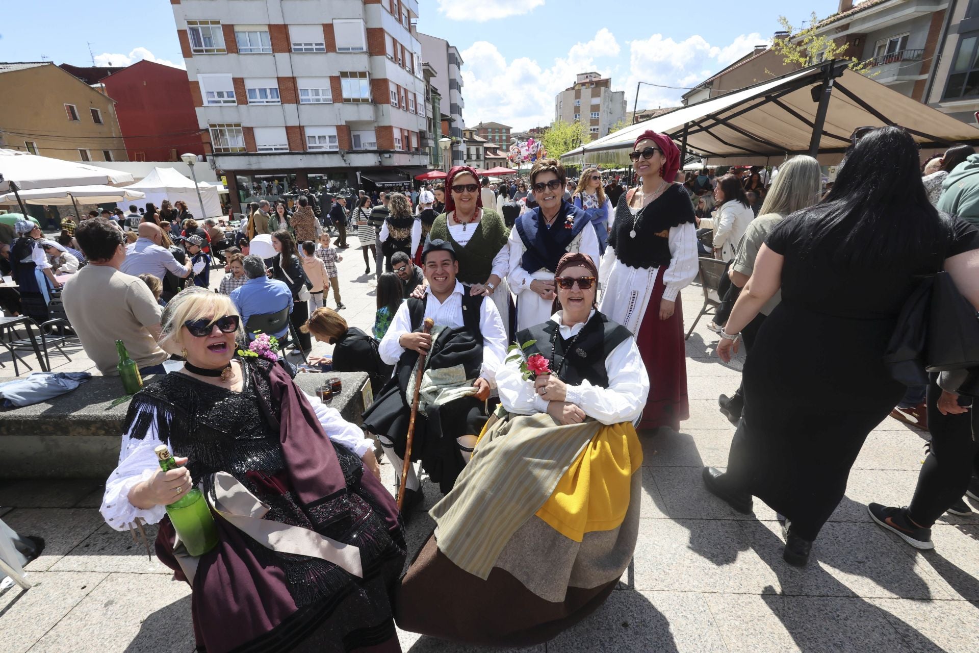 Abarrotado mercáu de Güevos Pintos, que se reivindican en La Pola Siero